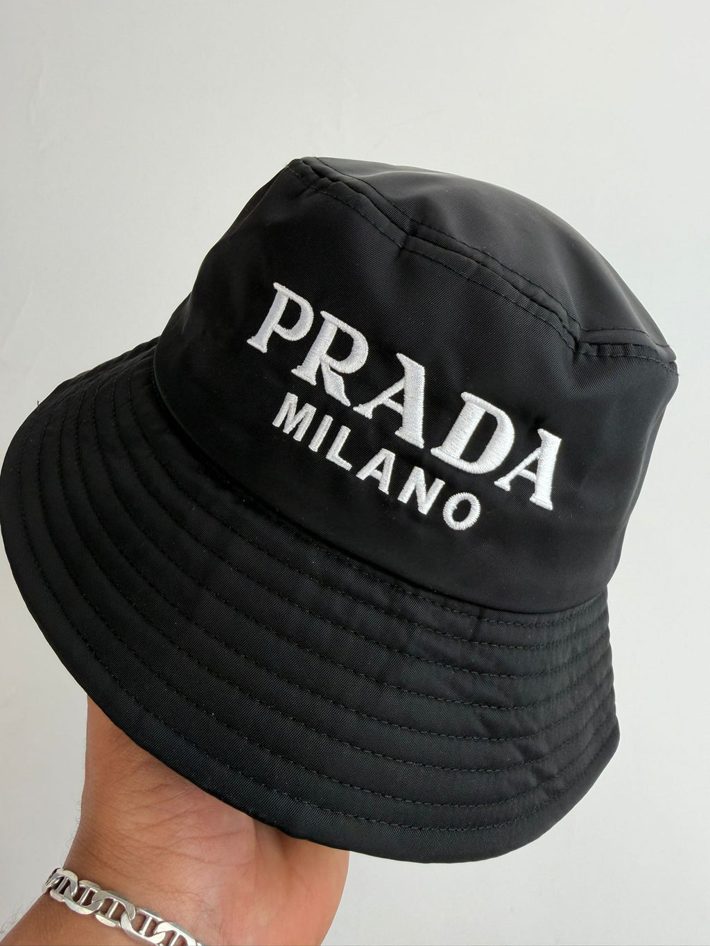 Gorro Tipo Pescador Prada